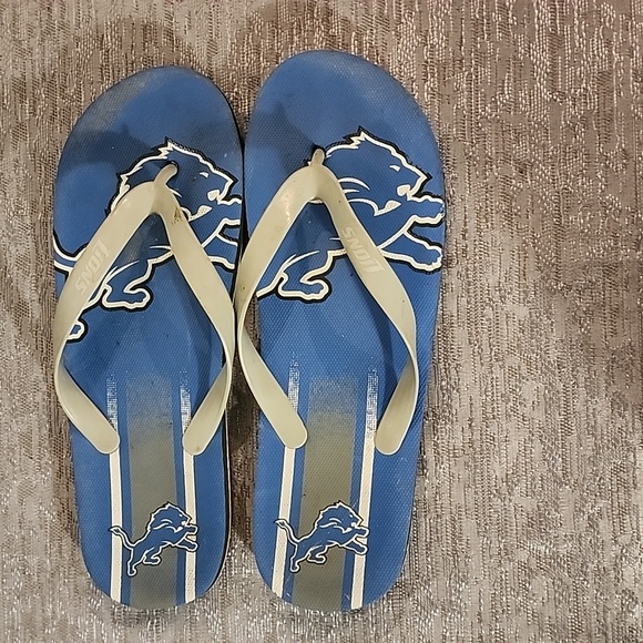 Detroit Lions flip flops. - Picture 2 of 5